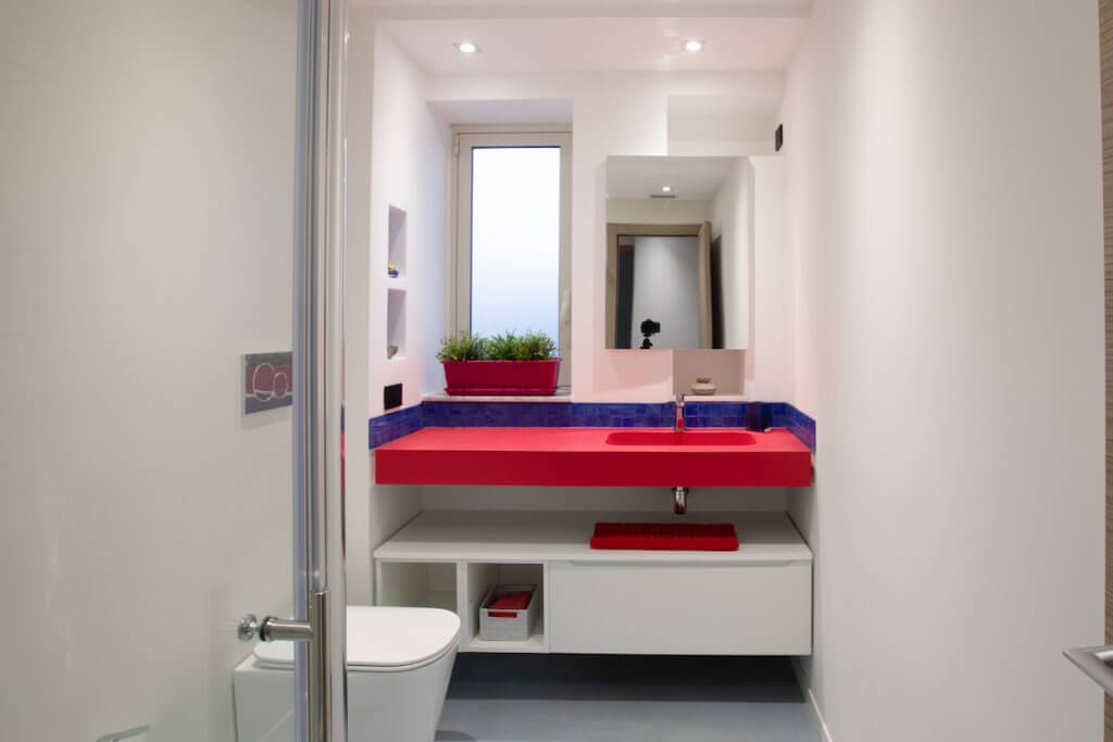 Progetto di ristrutturazione a Catania, bagno design lavabo rosso