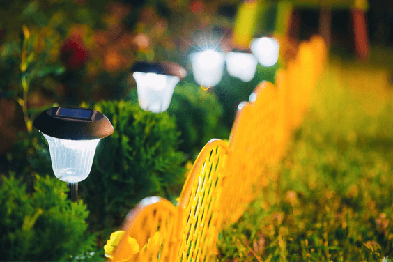 Paletti luminosi con giardino e aiuola