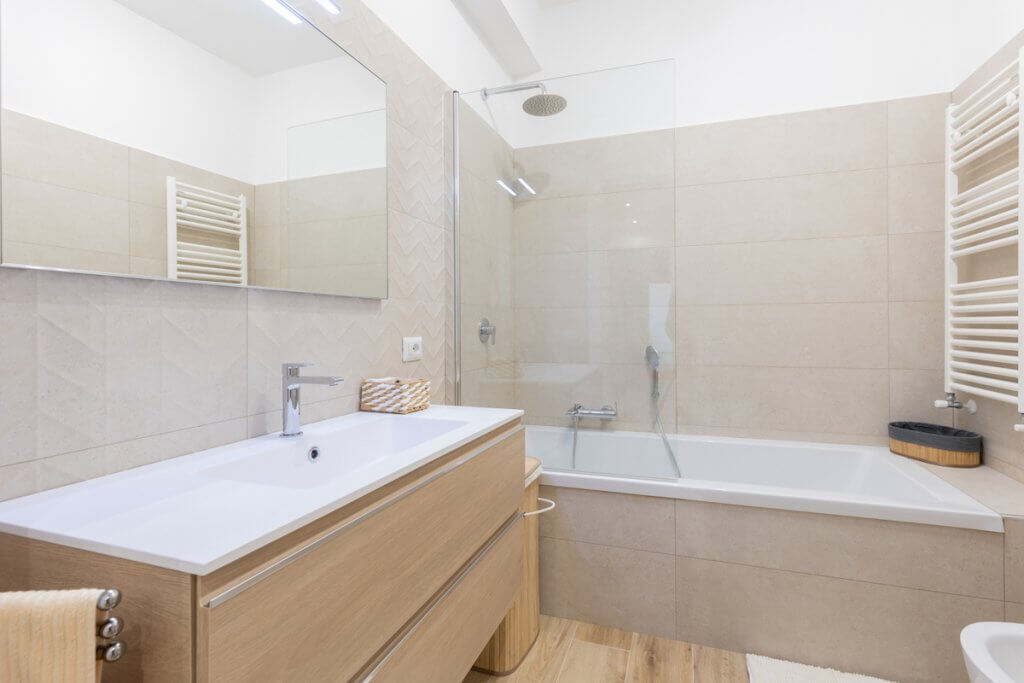 Ristrutturazione appartamento Palermo, bagno moderno, lavabo, vasca, mobili chiari