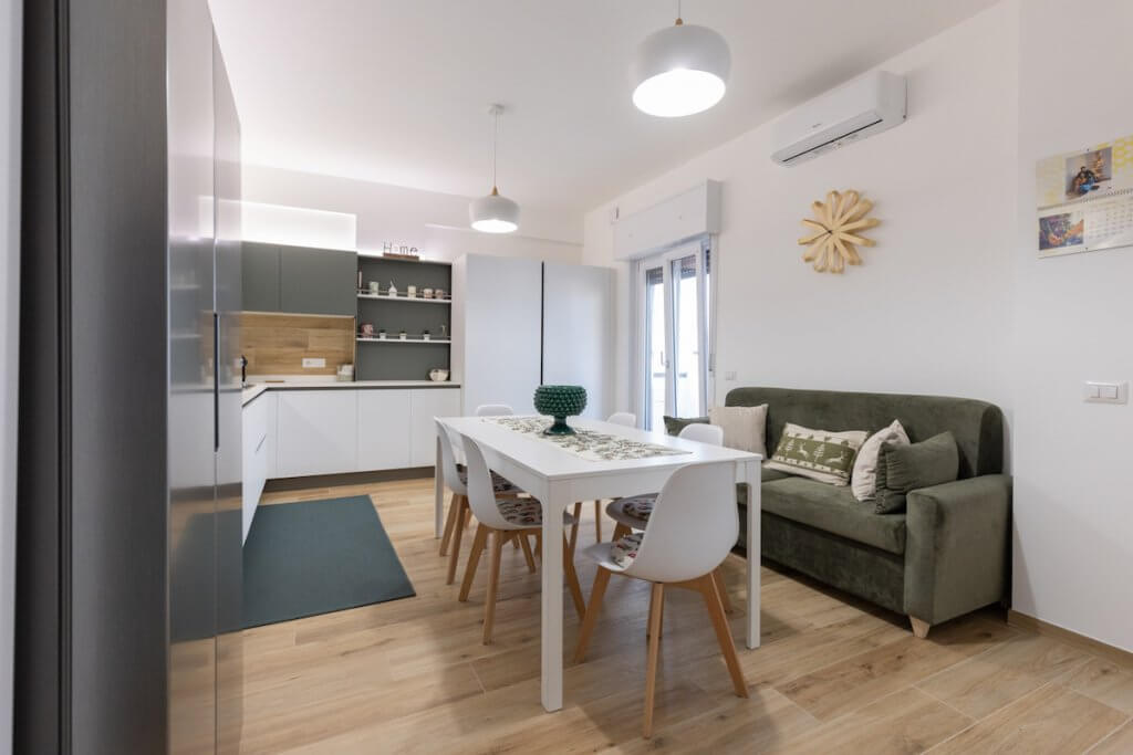 Ristrutturazione appartamento Palermo, cucina con tavolo, divanetto parquet