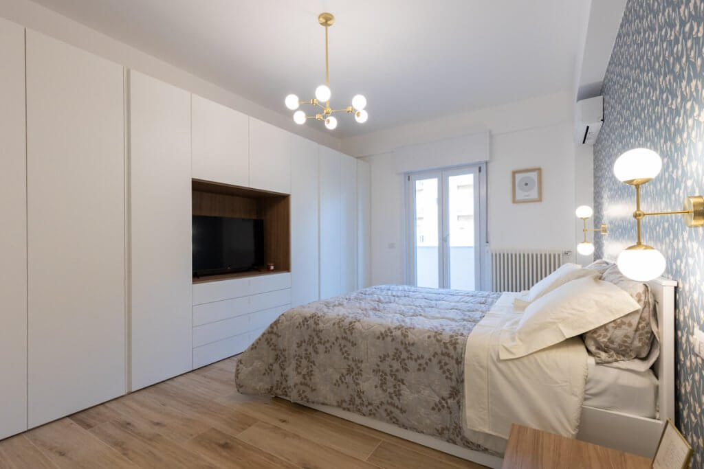 Ristrutturazione appartamento Palermo, camera da letto, parquet, armadio moderno bianco con televisione