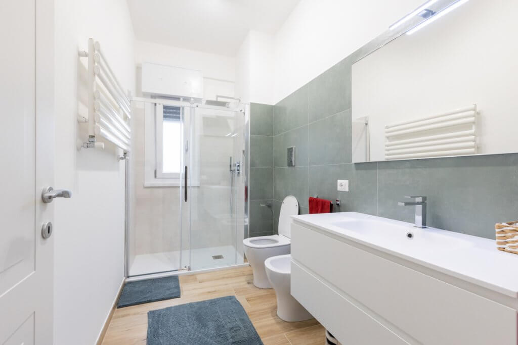 Ristrutturazione appartamento Palermo, bagno moderno, lavabo e box doccia