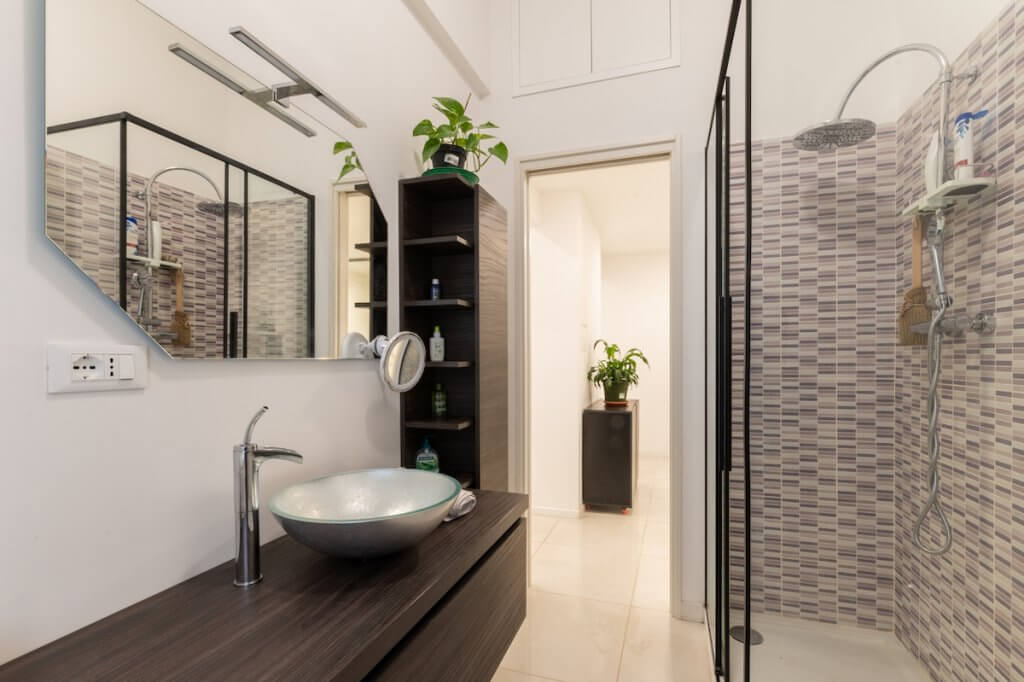 Ristrutturazione appartamento genova, bagno moderno con lavabo da appoggio e doccia walkin