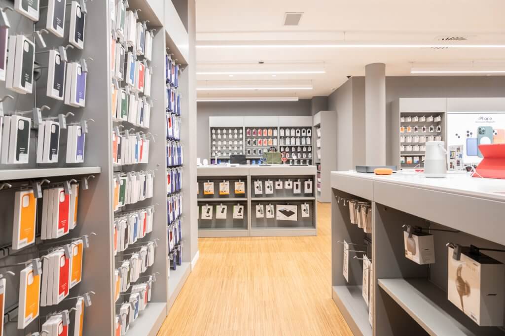 Store Apple con accessori laterali e pavimento in parquet