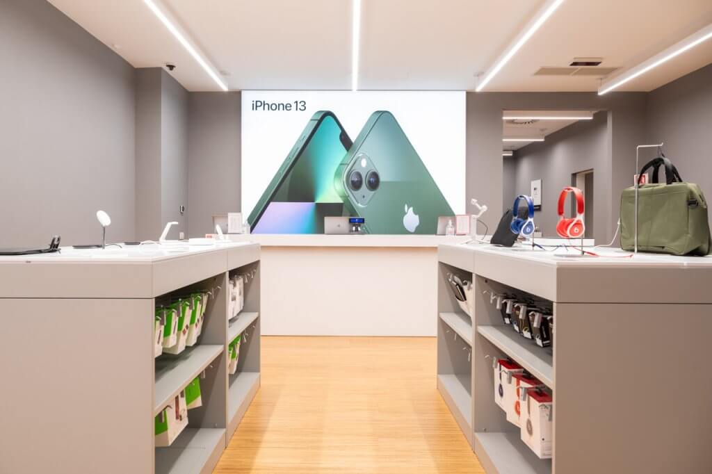 Store Apple con accessori laterali, cassa frotale, cuffie