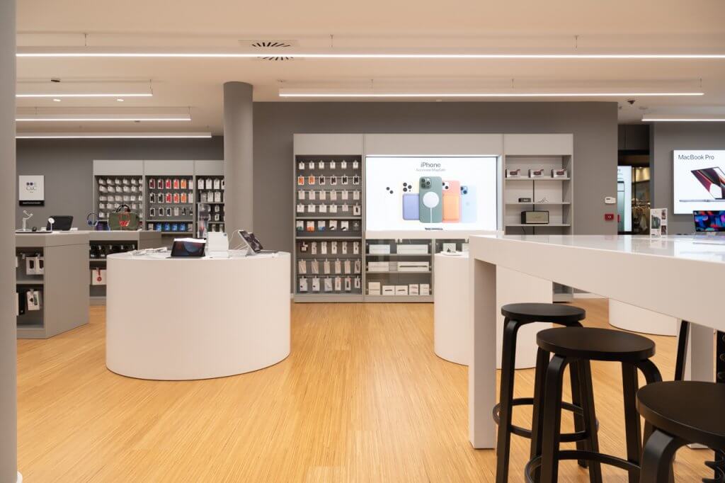 Store della Apple con cellulari, accesori appesi alla parete