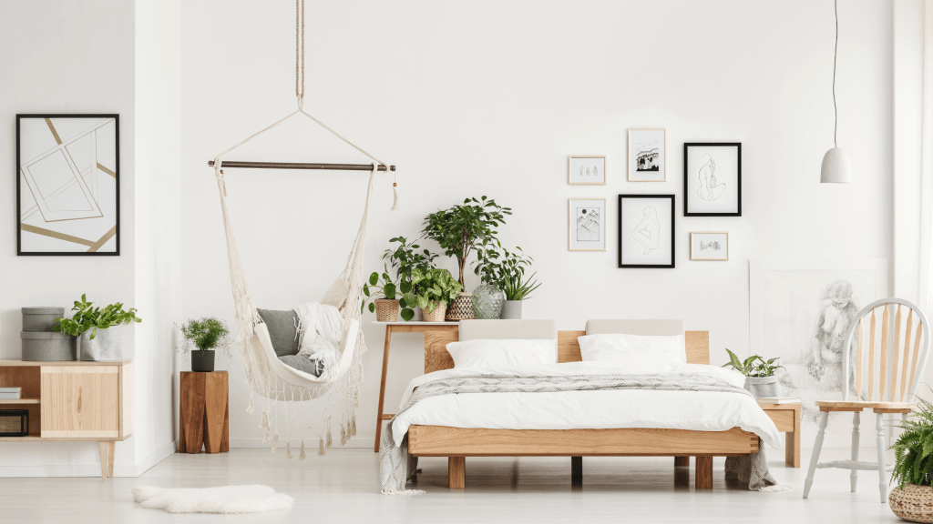 Camera da letto con rivestimenti e mobili in legno