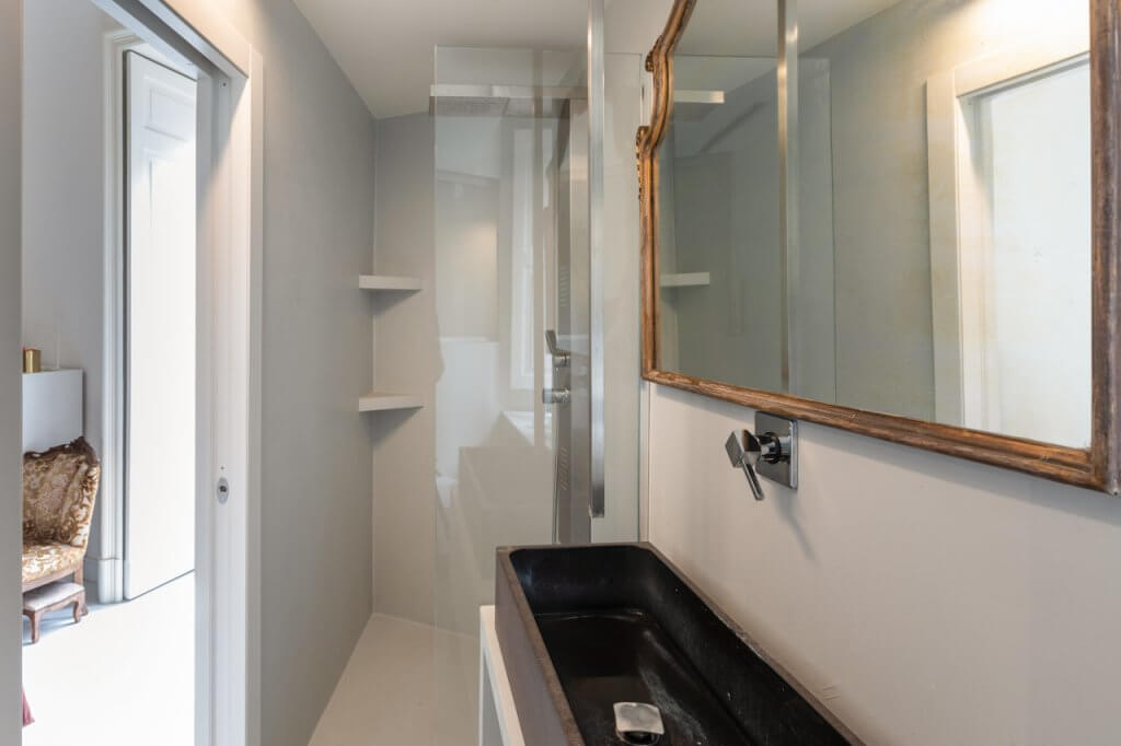 Bagno con box doccia e specchio dallo stile classico