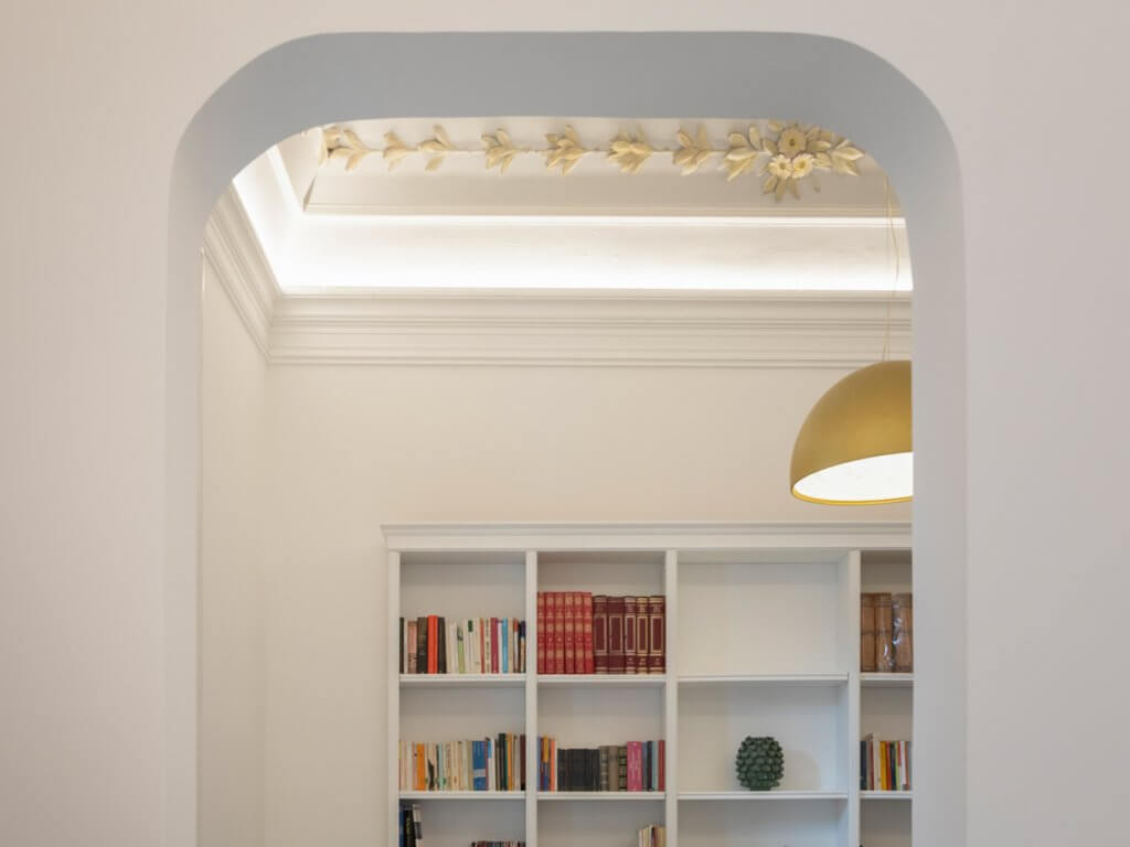 Decorazioni con lampada, porta e libreria bianca