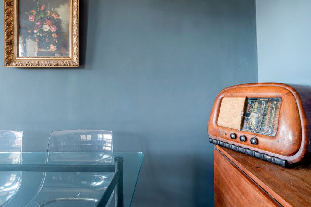 Mobile in legno con radio vintage e parete blu