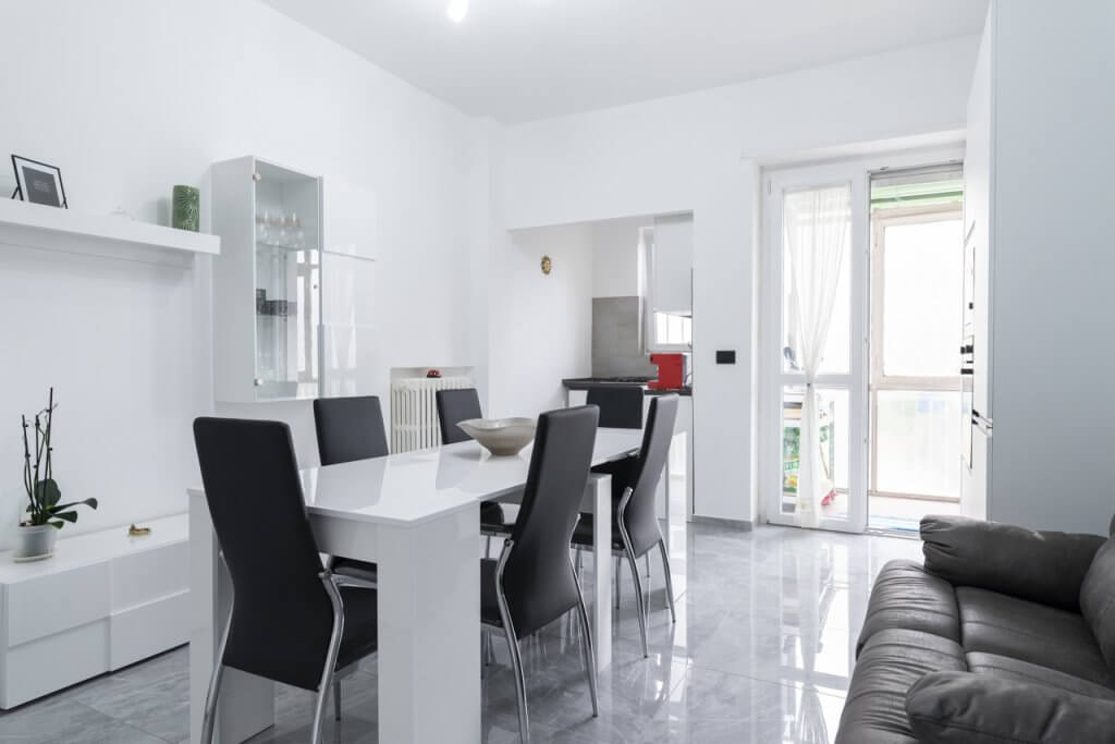 Soggiorno elegante dal design moderno con colori del bianco e nero, pavimento in gres