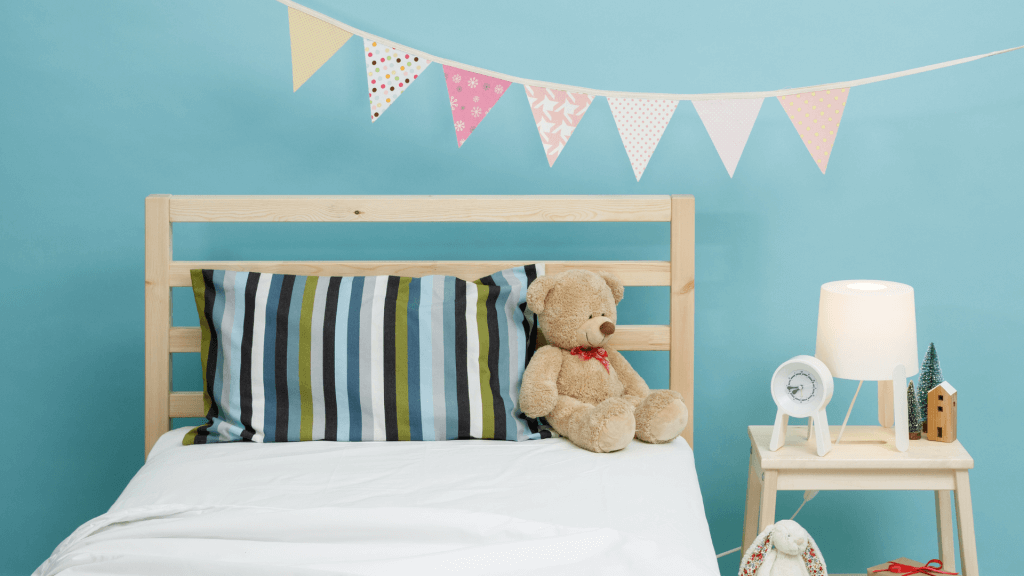 cameretta dei bambini con orsetto di peluche, letto e mobile con abatjour