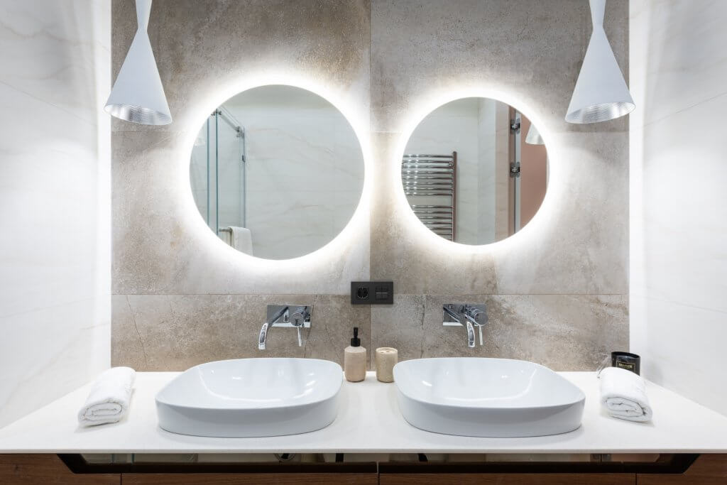 Bagno con illuminazioni al led, lavabo, lavandino e asciugamani