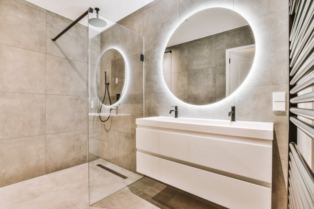 Bagno con illuminazione e specchio sopra il lavandino