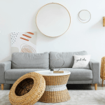 Soggiorno con divano e specchio e complementi d'arredo in rattan