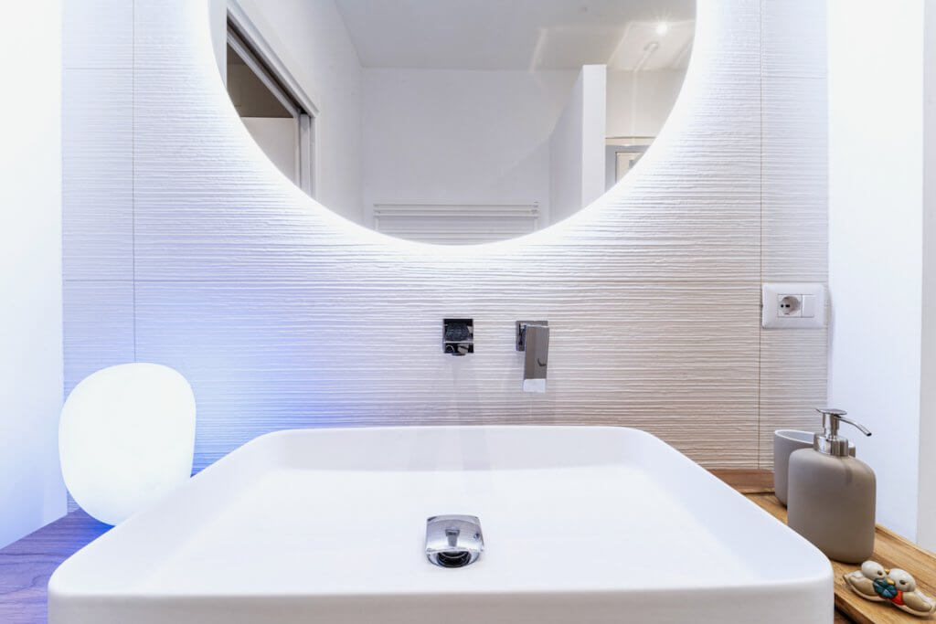 Lavabo bagno moderno di design con specchio rotondo