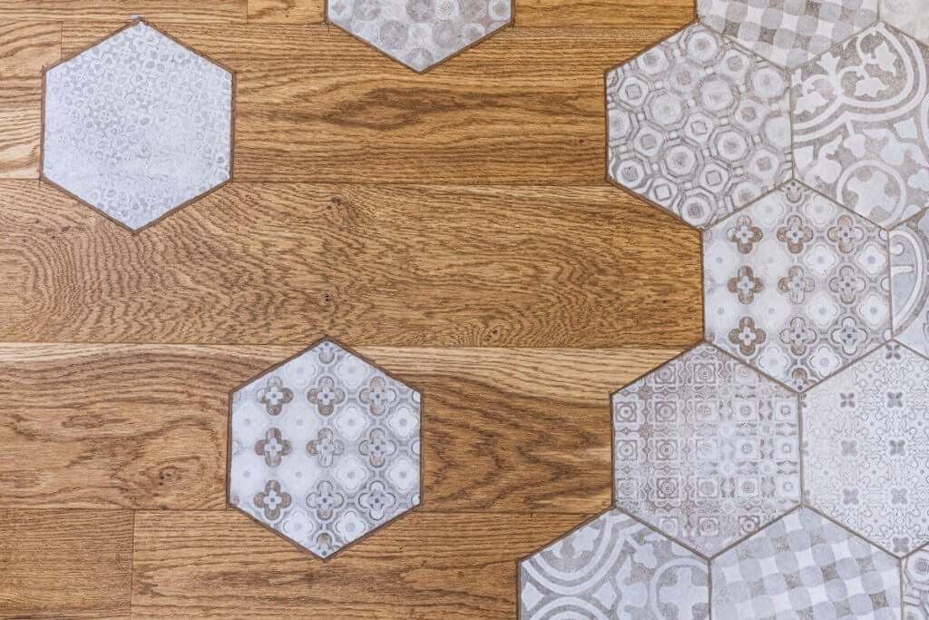 Parquet in rovere spazzolato con piastrelle cementine esagonali