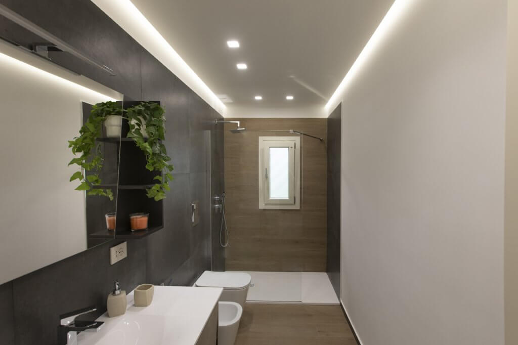 Bagno con pavimento in gres e lavabo bianco