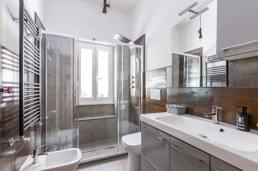 Bagno con arredamento grigio