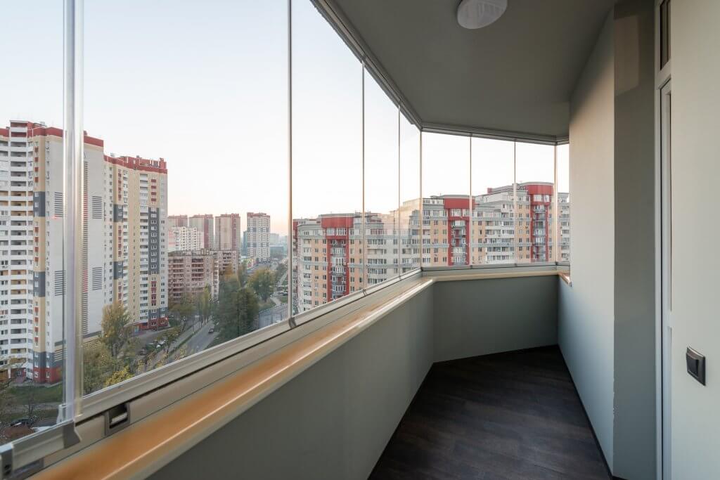 Chiudere veranda senza permessi, balcone con vetri VEPA