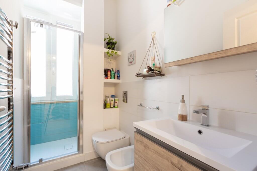 bagno con lavabo bianco e specchiera