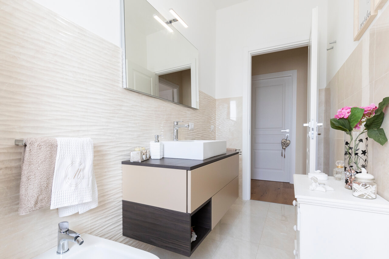 Bagno con parete beige