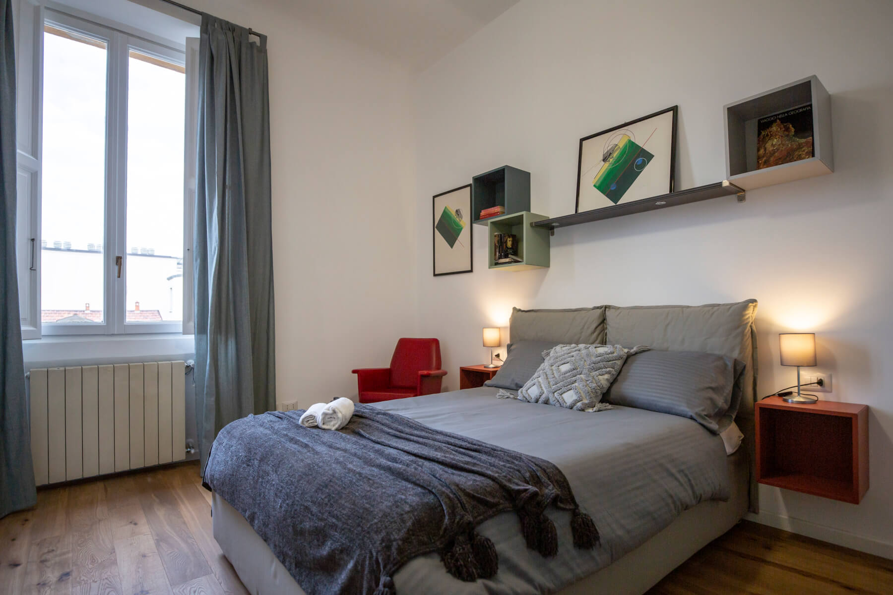 Ristrutturazione Milano camera da letto moderna con parquet e pensili