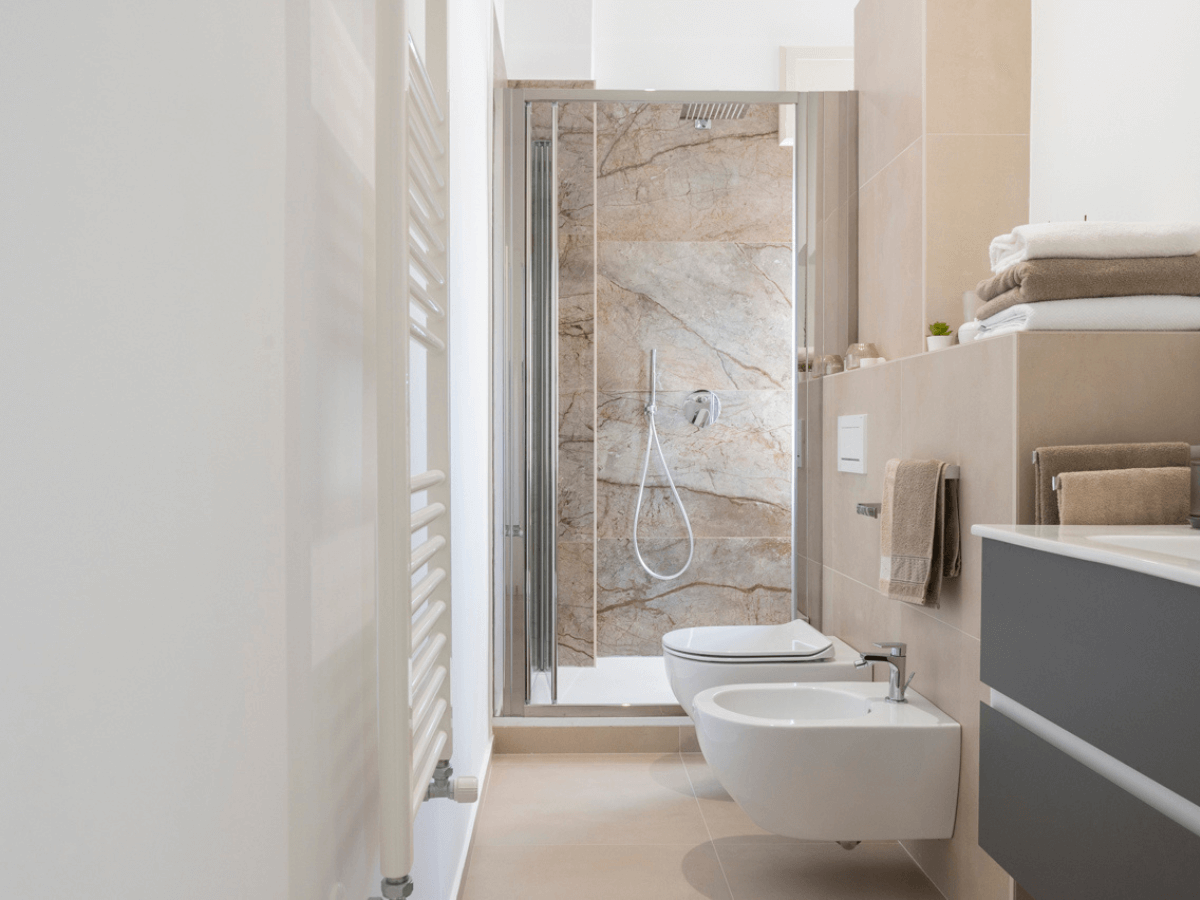 bagno con gres effetto marmo ristrutturazione appartamento