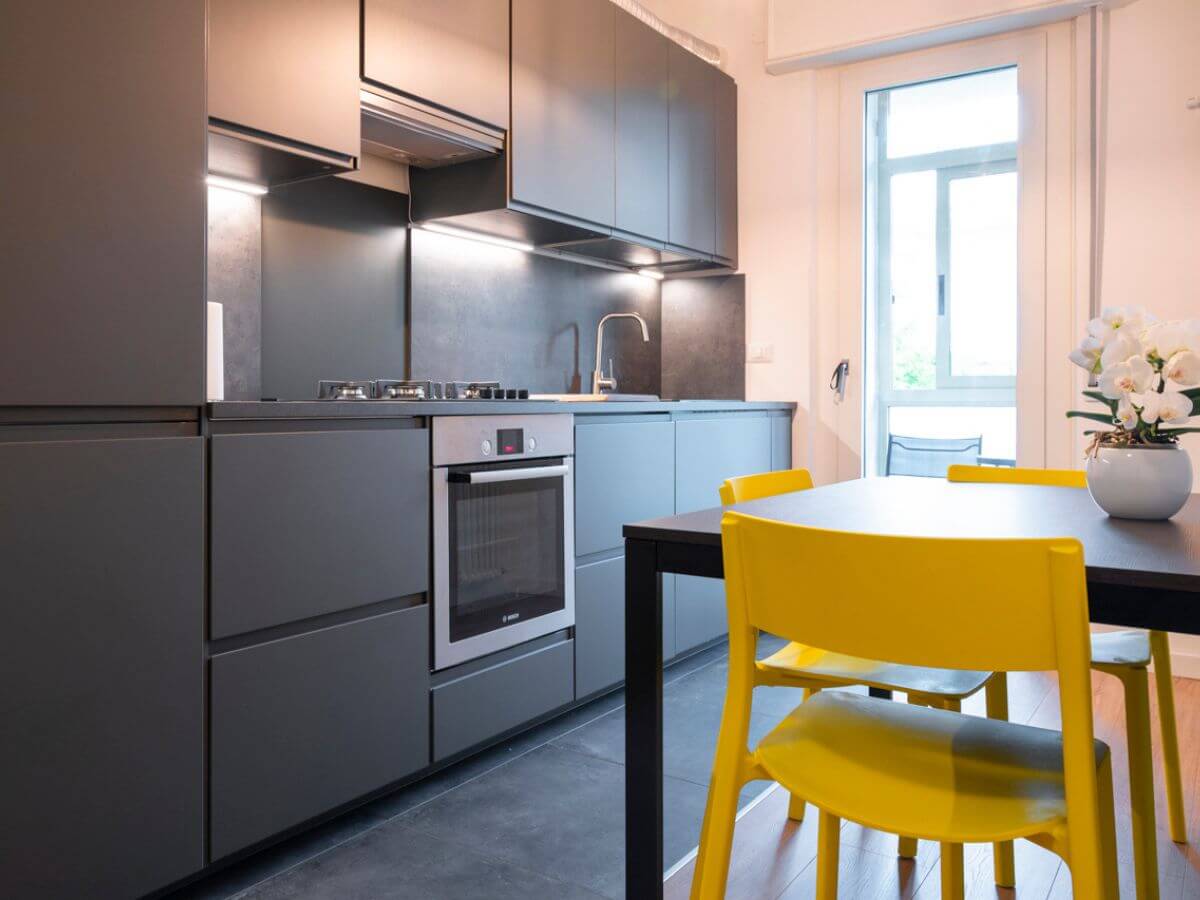 cucina stile moderno nera con pavimento in gres