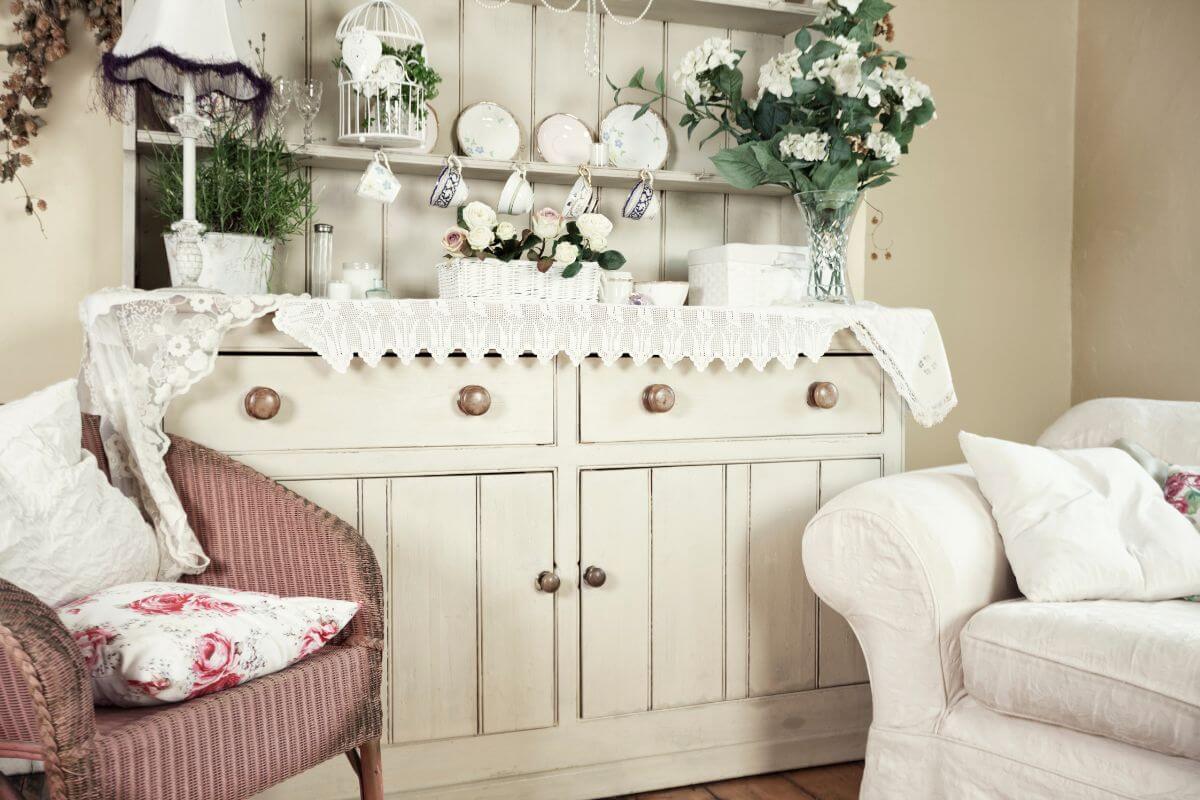 cucina shabby chic credenza e divani Arredamento vintage dai colori neutri